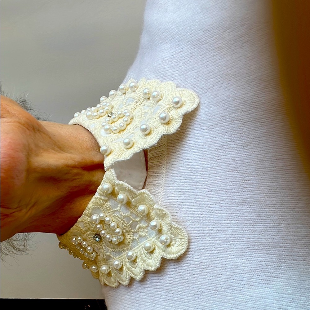 Chic Lace Collar with Pearl Details